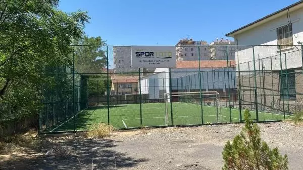 Futbol oynamaya giden gençler, kale ağlarına asılı iki kedi ölüsüyle karşılaştı