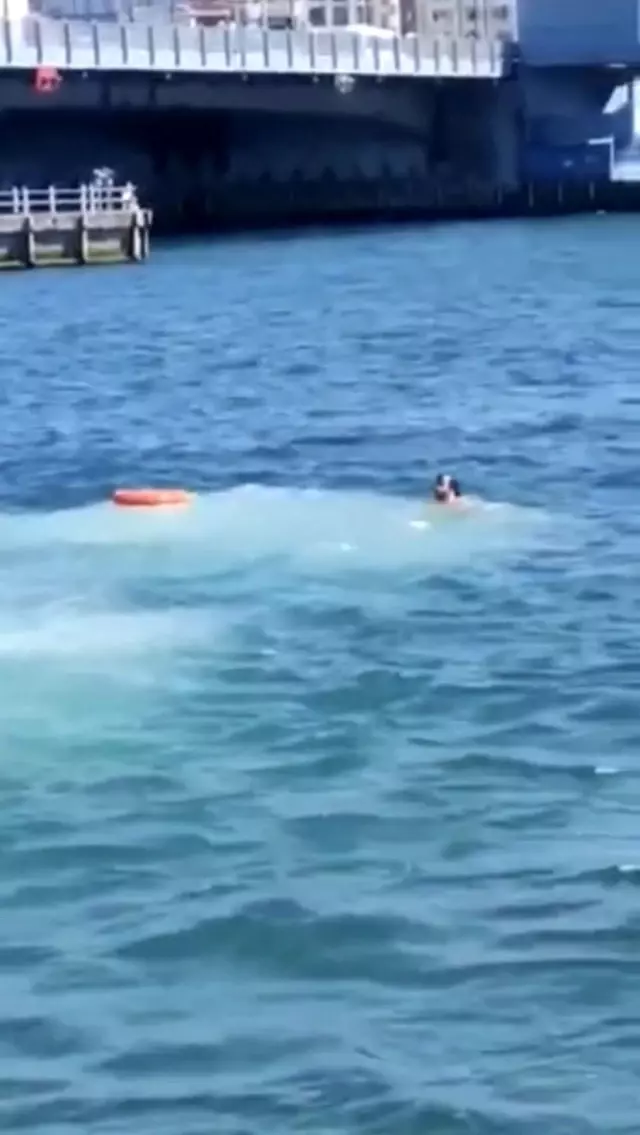 Haliç'te ilginç anlar! Suya atlayan adam çıkarılamadı, 'imdat' diye bağırarak dalgıçtan kaçtı