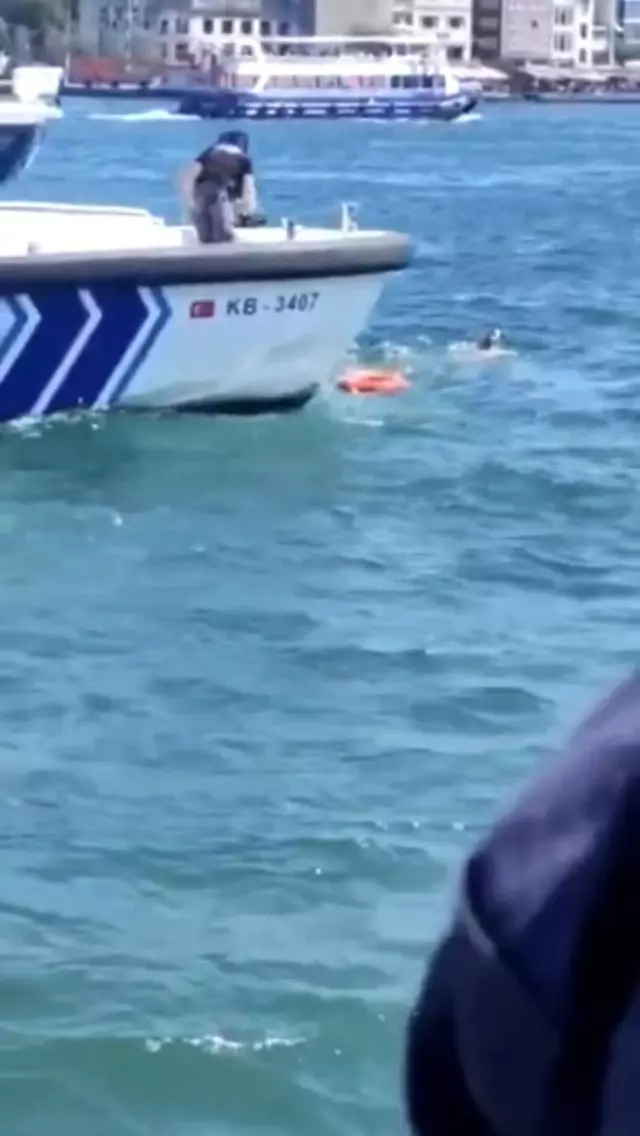 Haliç'te ilginç anlar! Suya atlayan adam çıkarılamadı, 'imdat' diye bağırarak dalgıçtan kaçtı
