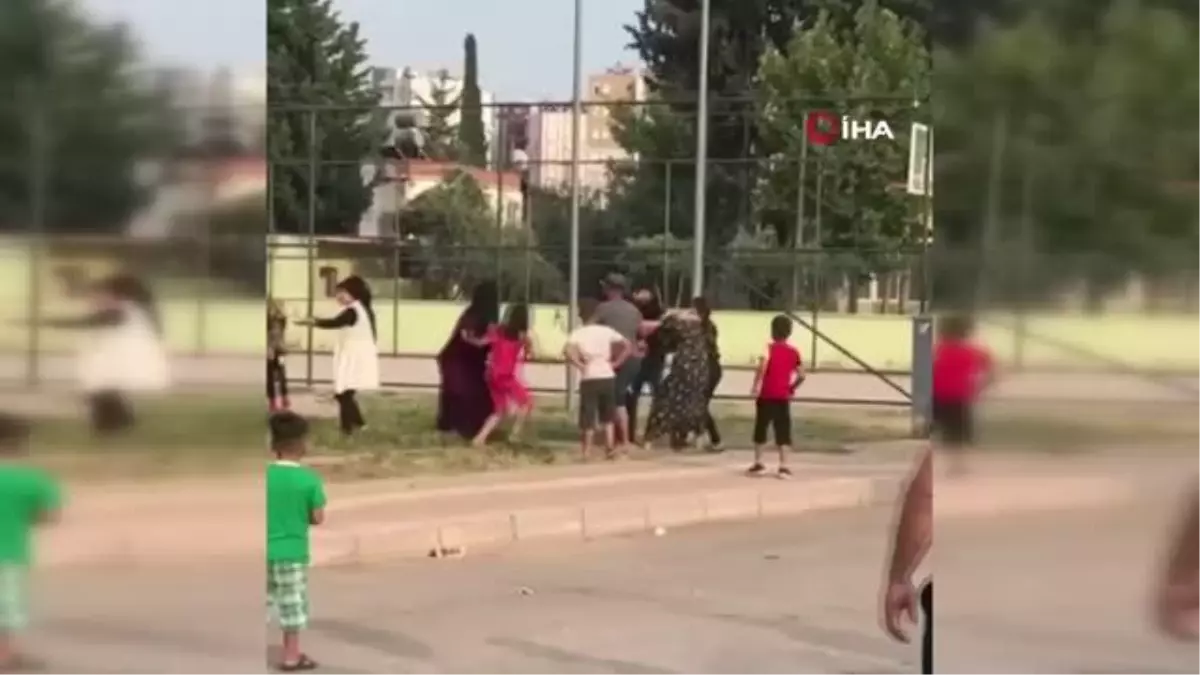 Son dakika haberi: Kadınlar çocukların önünde böyle kavga etti