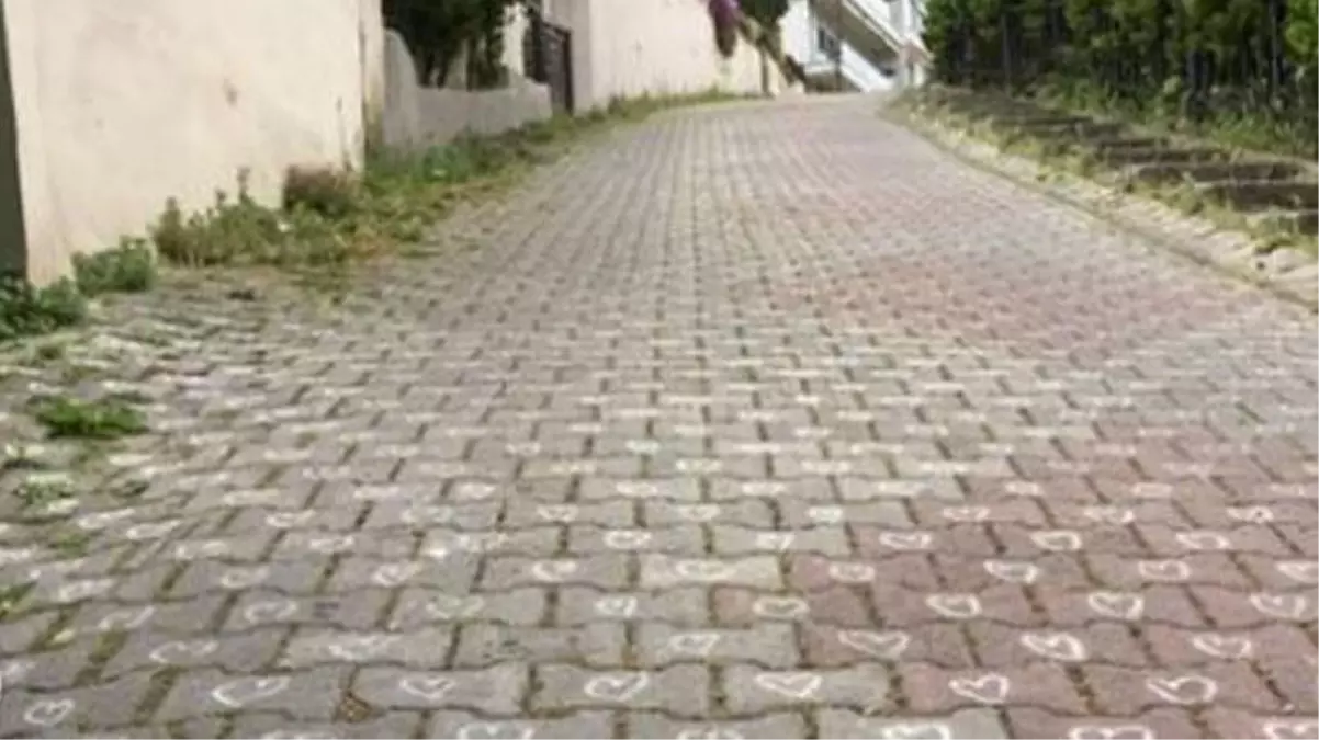 Tüm Çengelköy dilden dile bu aşkı konuşuyor! Her parkeye kalp çizip bıraktı