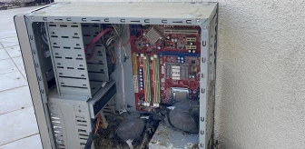 Evin balkonunda unutulan bilgisayar kasası güvercinlere yuva oldu