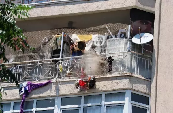 Balkondan eşyalarını atan kadının evine polis çilingir çağırarak girdi