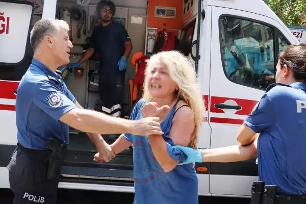 Balkondan eşyalarını atan kadının evine polis çilingir çağırarak girdi