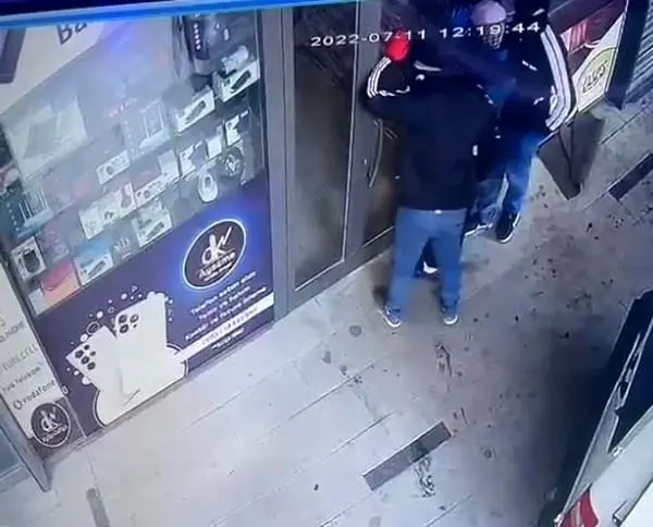 Kar maskeli 5 hırsız 700 bin TL'lik soygun yaptı