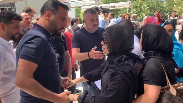 Ceylan, ablasının cenaze töreninde tabutun başında hüngür hüngür ağladı Ceylan, ablasının cenaze töreninde tabutun başında hüngür hüngür ağladı