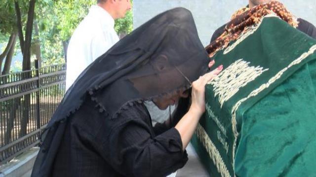 Ceylan, ablasının cenaze töreninde tabutun başında hüngür hüngür ağladı Ceylan, ablasının cenaze töreninde tabutun başında hüngür hüngür ağladı