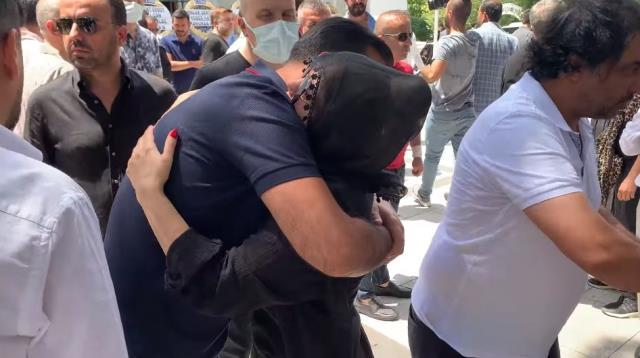 Ceylan, ablasının cenaze töreninde tabutun başında hüngür hüngür ağladı Ceylan, ablasının cenaze töreninde tabutun başında hüngür hüngür ağladı