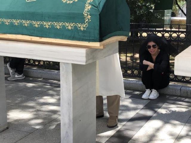 Ceylan, ablasının cenaze töreninde tabutun başında hüngür hüngür ağladı Ceylan, ablasının cenaze töreninde tabutun başında hüngür hüngür ağladı
