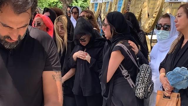 Ceylan, ablasının cenaze töreninde tabutun başında hüngür hüngür ağladı Ceylan, ablasının cenaze töreninde tabutun başında hüngür hüngür ağladı