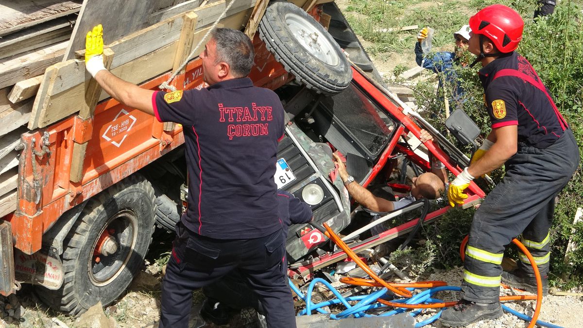 Devrilen traktörün sürücüsü 'rops demiri' sayesinde hayata tutundu