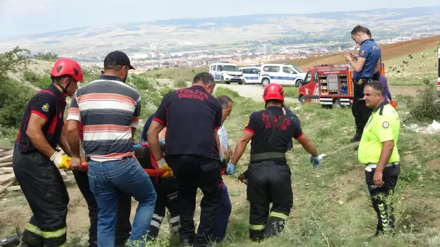 Devrilen traktörün sürücüsü 'robs demiri' sayesinde hayata tutundu