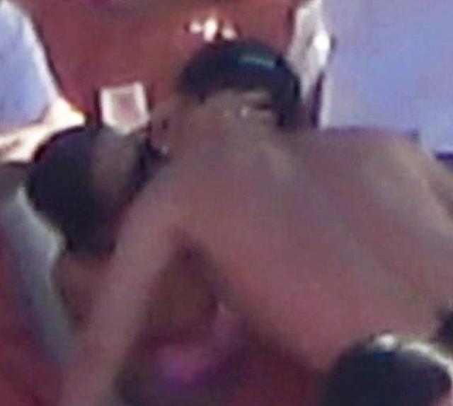 Düğün öncesi tatile çıkan Demet Özdemir ve Oğuzhan Koç çifti birbirini öpücüklere boğdu