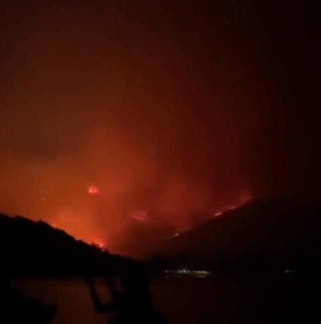 Hava karardı ancak alevlerle mücadele canla başla sürüyor! İşte Datça'dan son görüntüler Hava karardı ancak alevlerle mücadele canla başla sürüyor! İşte Datça'dan son görüntüler