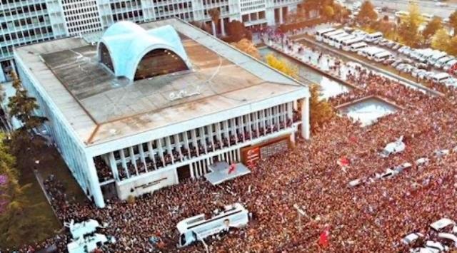 İstanbul Valisi Ali Yerlikaya İmamoğlu'nun mitinginden görüntüler paylaştı! Hatayı fark edince paylaşımı sildi İstanbul Valisi Ali Yerlikaya İmamoğlu'nun mitinginden görüntüler paylaştı! Hatayı fark edince paylaşımı sildi