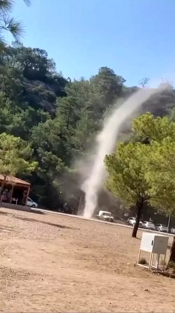 Antalya mesire alanındaki hortum kısa süreli korkuttu. Yerini seyir zevkine bıraktı Antalya mesire alanındaki hortum kısa süreli korkuttu. Yerini seyir zevkine bıraktı