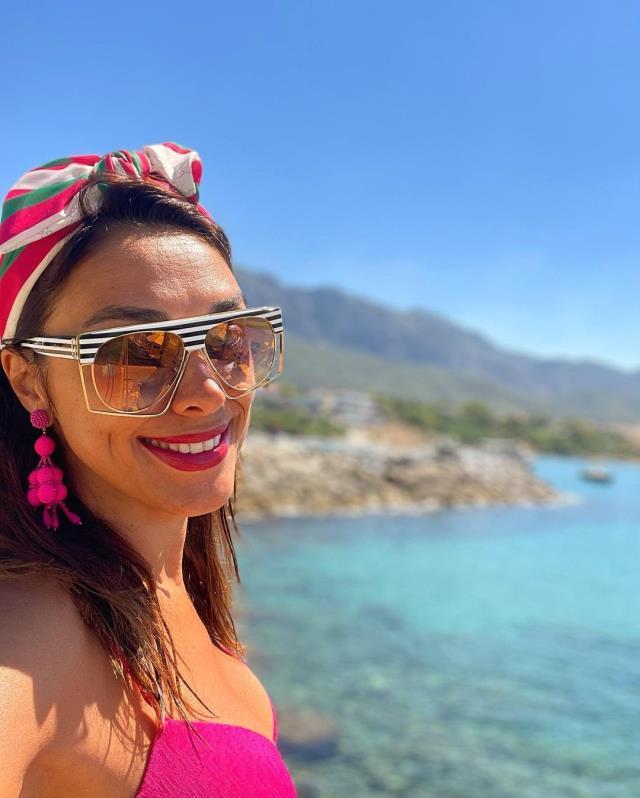 Sunucu Zuhal Topal, siyah bikinisiyle poz verdi