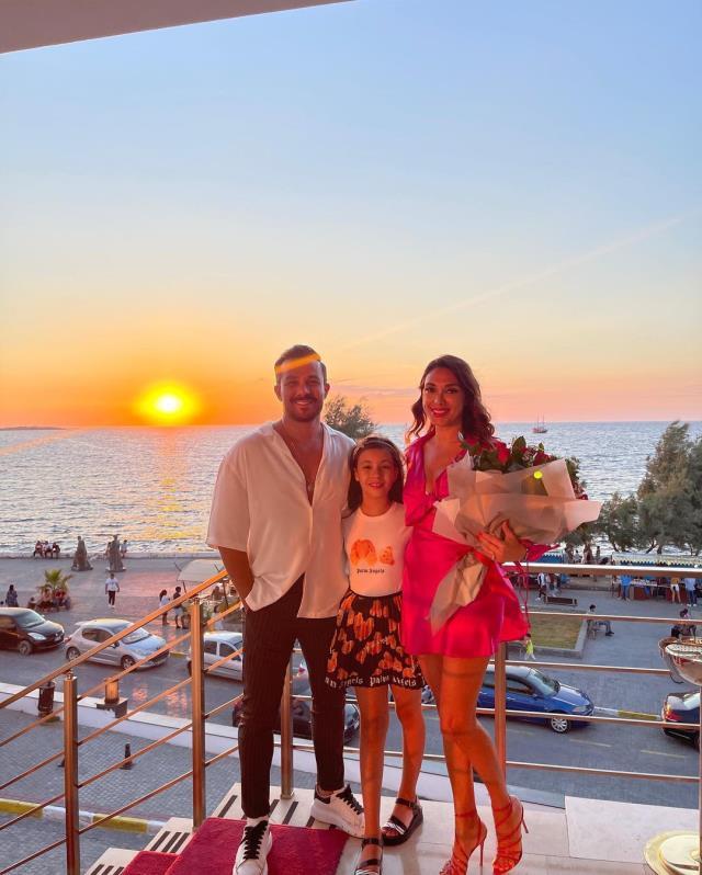 Sunucu Zuhal Topal, siyah bikinisiyle poz verdi