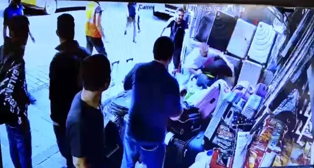 Valiz hırsızına meydan dayağı! Dakikalarca tekme tokat dövdüler