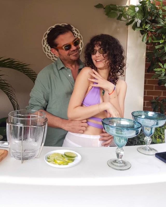 Tatile çıkan Kenan Doğulu mini konser verdi, müziğin ritmine kapılan Beren Saat dans etti Tatile çıkan Kenan Doğulu mini konser verdi, müziğin ritmine kapılan Beren Saat dans etti