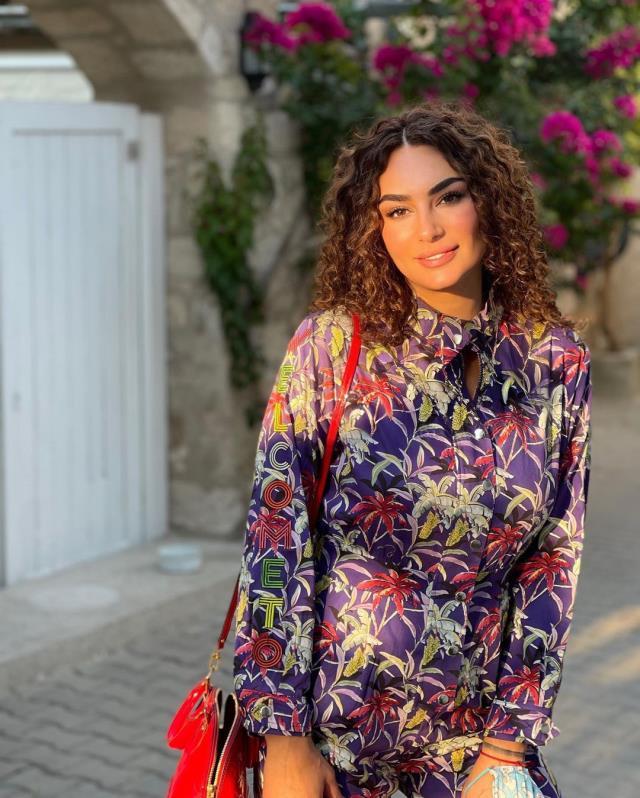 Ünlü şarkıcı Günsu İnce'nin içinde sahne repertuvarı olan çantası çalındı