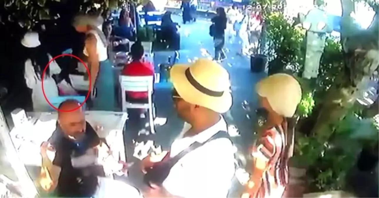 Ünlü şarkıcı Günsu İnce'nin içinde sahne repertuvarı olan çantası çalındı