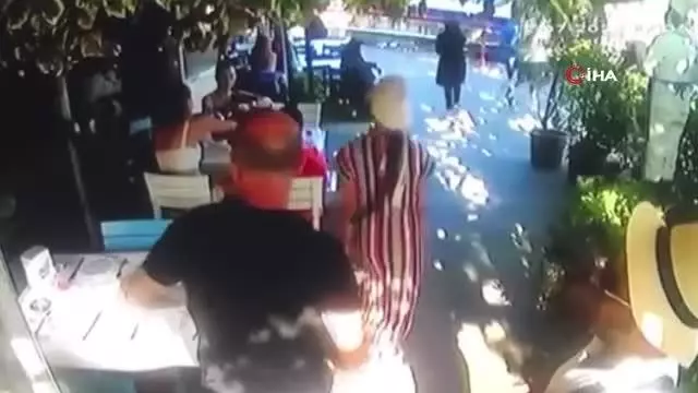 Ünlü şarkıcı Günsu İnce'nin içinde sahne repertuvarı olan çantası çalındı