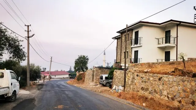 Askerler, yangın nedeniyle tahliye edilen evlerin önünde tedbir amaçlı nöbet tutuyor