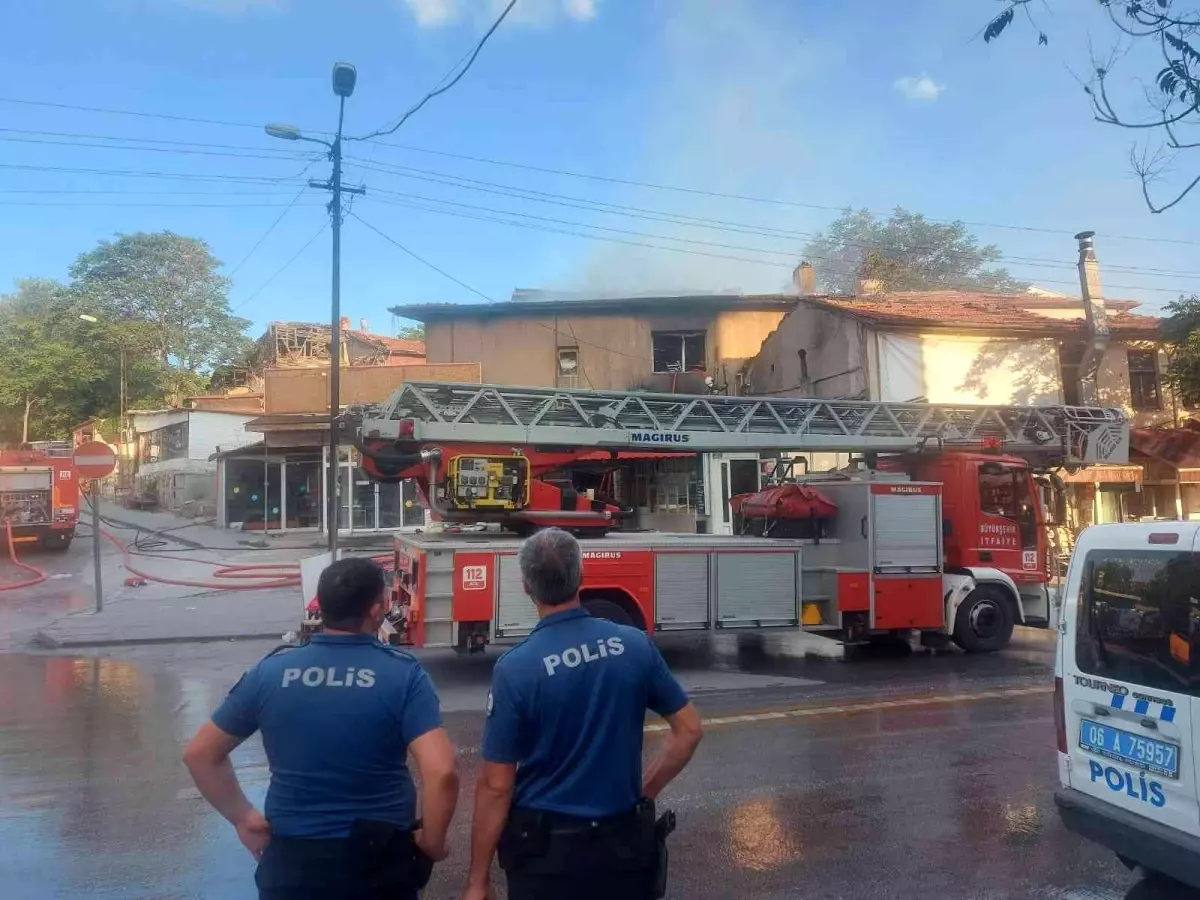 Başkent'te iki katlı ahşap bina yandı
