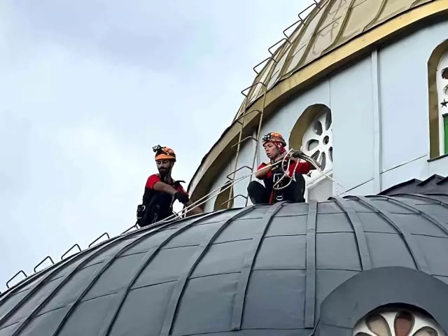 Cami kubbesindeki yuvadan düşen yavru leyleğe müthiş kurtarma Cami kubbesindeki yuvadan düşen yavru leyleğe müthiş kurtarma