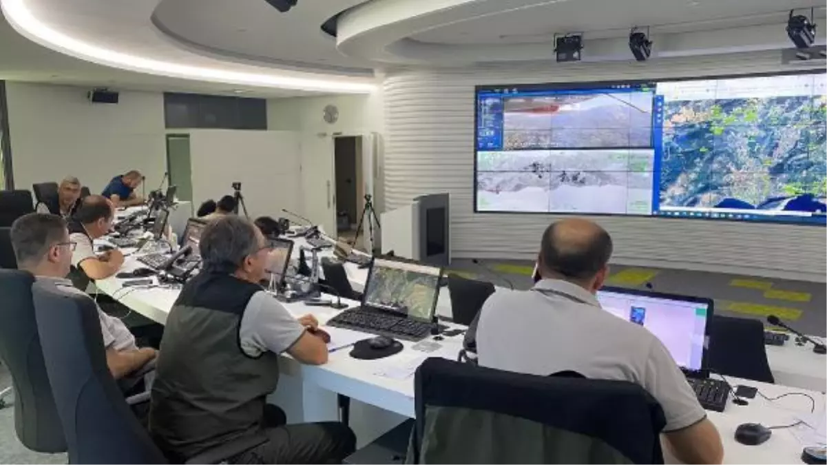 Son dakika haber... Datça ilçesindeki orman yangını Yangın Yönetim Merkezinden takip ediliyor (2)
