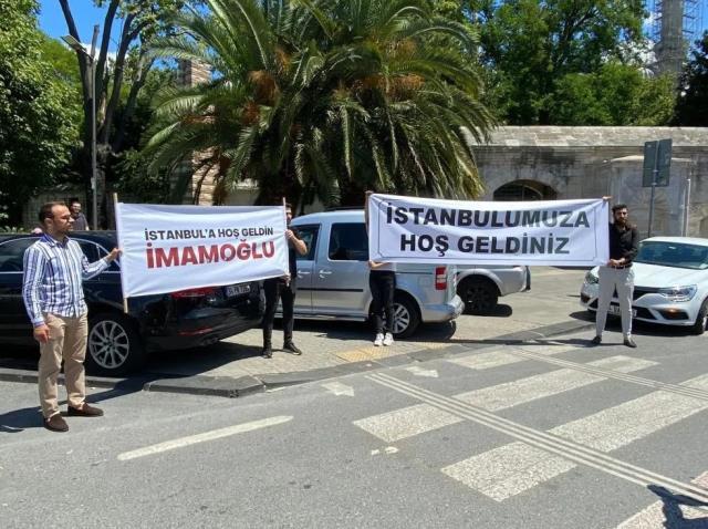 İmamoğlu'na soğuk duş! İBB binasının önüne 'İstanbul'a hoş geldin' yazılı pankart asıldı