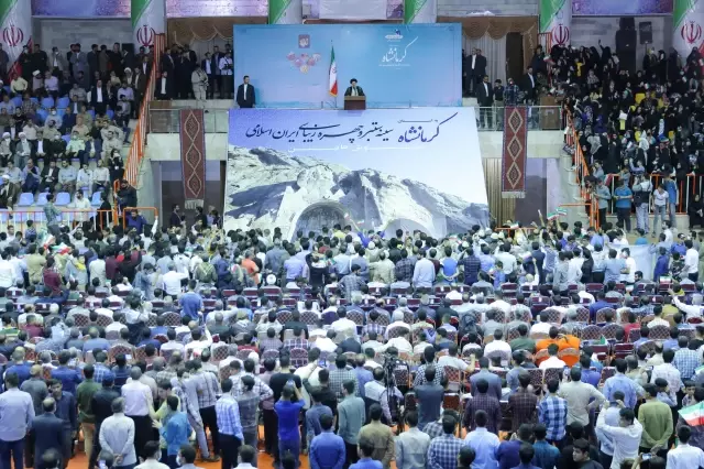 İran Cumhurbaşkanı Reisi'den binlerce kişinin önünde ABD'ye tehdit! Salon destek verdi