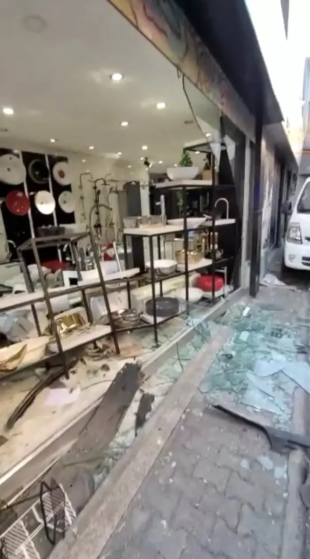 Otomobille birini ezmeye çalışırken işyerine daldı