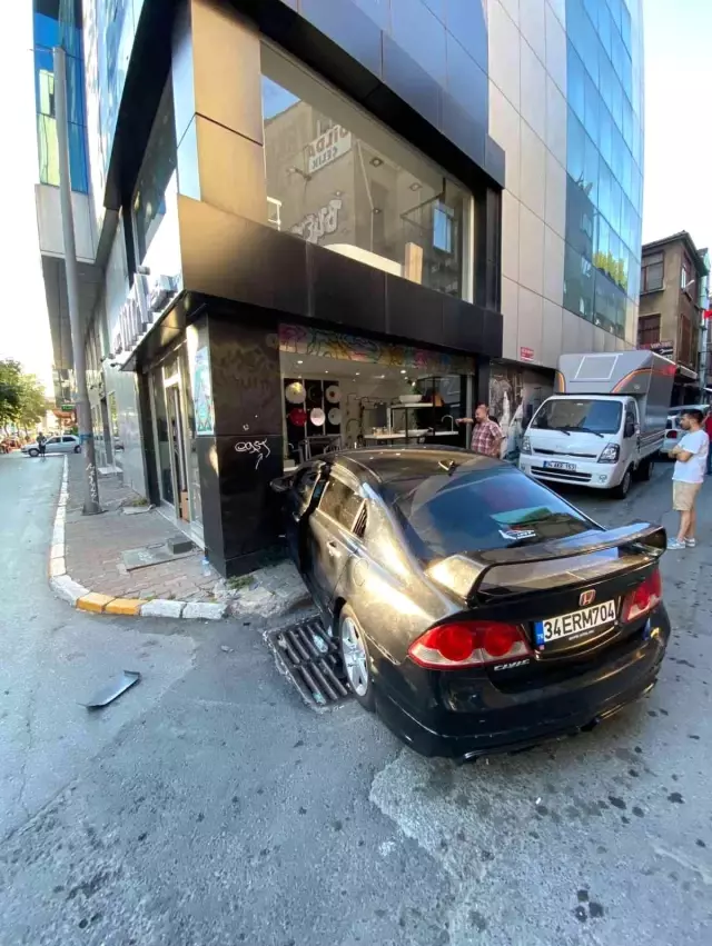 Otomobille birini ezmeye çalışırken işyerine daldı