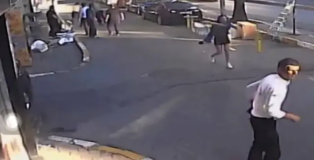 Otomobille birini ezmeye çalışırken işyerine daldı