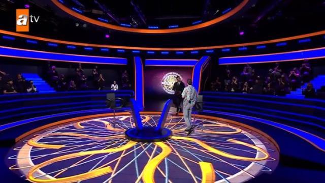 Kim Milyoner Olmak İster'de güldüren anlar! Heyecanlanan yarışmacı, Kenan İmirzalıoğlu'nun koltuğuna oturmaya çalıştı