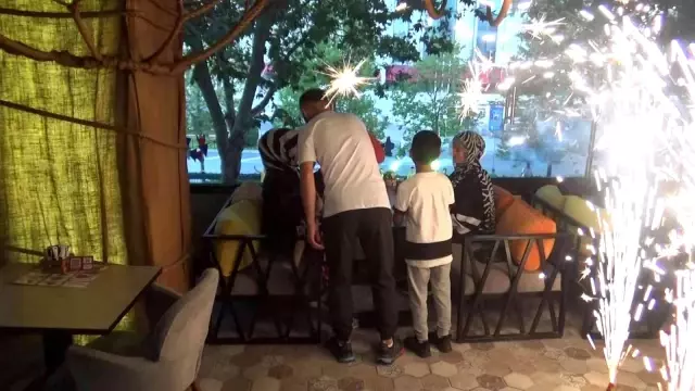 Önce aldatıp sonra pişman olan eşiyle barışmak isteyen adamdan havai fişekli sürpriz