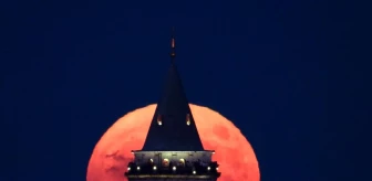 'Süper Ay' dünyaya en yakın konuma geldi, Galata Kulesi'yle görsel şölen oluşturdu