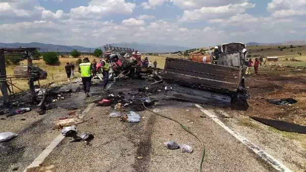 Korkunç kazada 1 kişi camdan atlatarak, diğer 2 kişi de araç içinde yanarak öldü