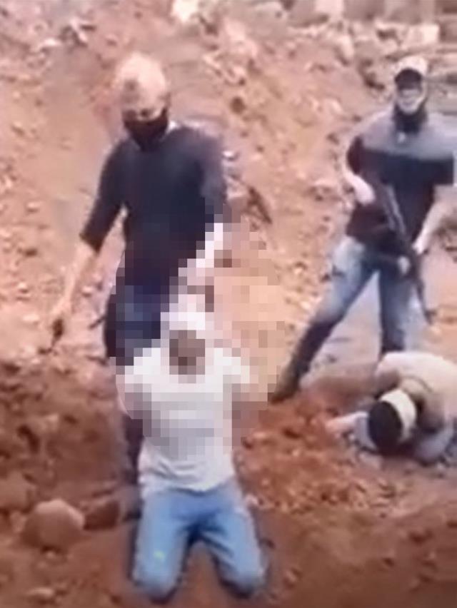 Tüyleri diken diken eden video! Bağladıkları 3 adamı böyle infaz ettiler