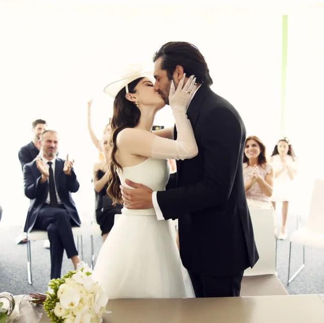 7 yıldır birlikte olan Serkan Çayoğlu ve Özge Gürel çifti evlendi 7 yıldır birlikte olan Serkan Çayoğlu ve Özge Gürel çifti evlendi