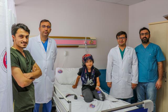 Beyninde damar yumağı oluşan çocuk, 20 saatlik ameliyatla hayata tutundu Beyninde damar yumağı oluşan çocuk, 20 saatlik ameliyatla hayata tutundu
