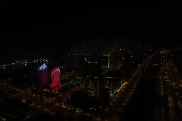 Katar'dan 15 Temmuz jesti! Al Jaber kulelerine Erdoğan posteri ve Türk bayrağı yansıtıldı