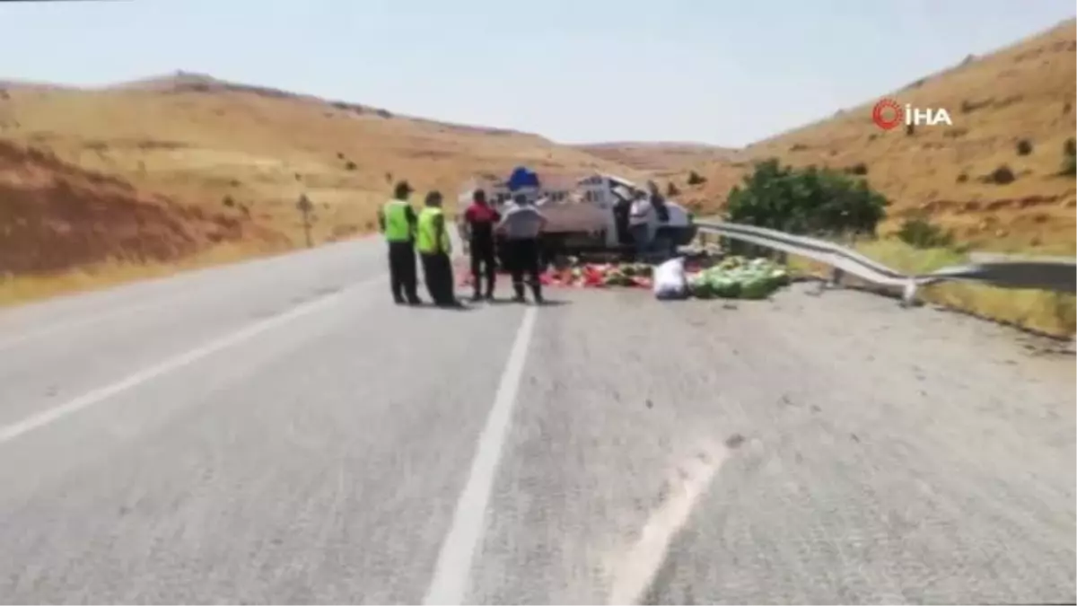 Son dakika: Gercüş'te meyve ve sebze yüklü kamyonet devrildi: 3 yaralı
