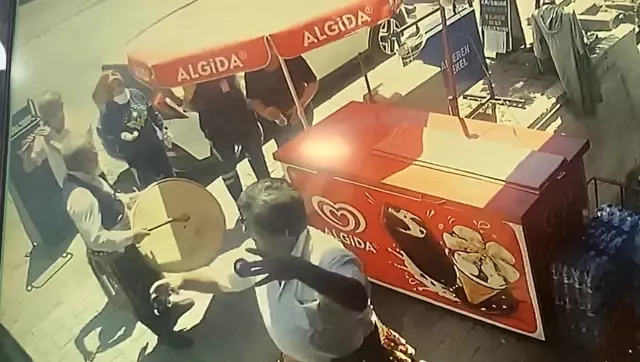 Pes dedirten olay! Bir yanda davullu gelin karşılama, diğer yanda yaralı çocuğa müdahale