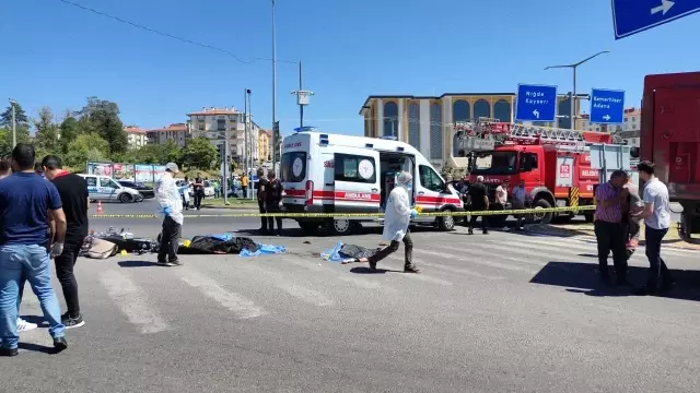 Kamyon ile çarpışan motosikletteki karı koca hayatını kaybetti Kamyon ile çarpışan motosikletteki karı koca hayatını kaybetti