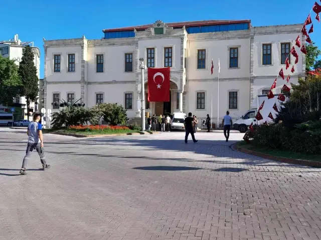 Sinop'ta ilginç kaza: Otomobil adliye merdivenlerine çıktı