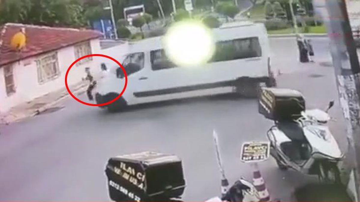 Yaya geçidini kapatan öfkeli şoför kendisini uyaran kız çocuklarının üzerine minibüsü sürdü