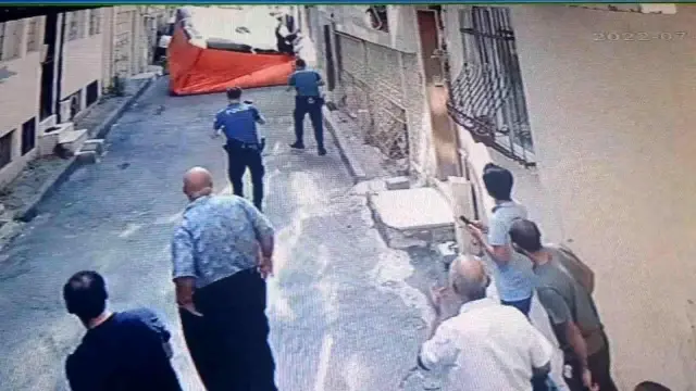 Evini ateşe verip balkondan atlayan genci itfaiyecinin refleksi kurtardı